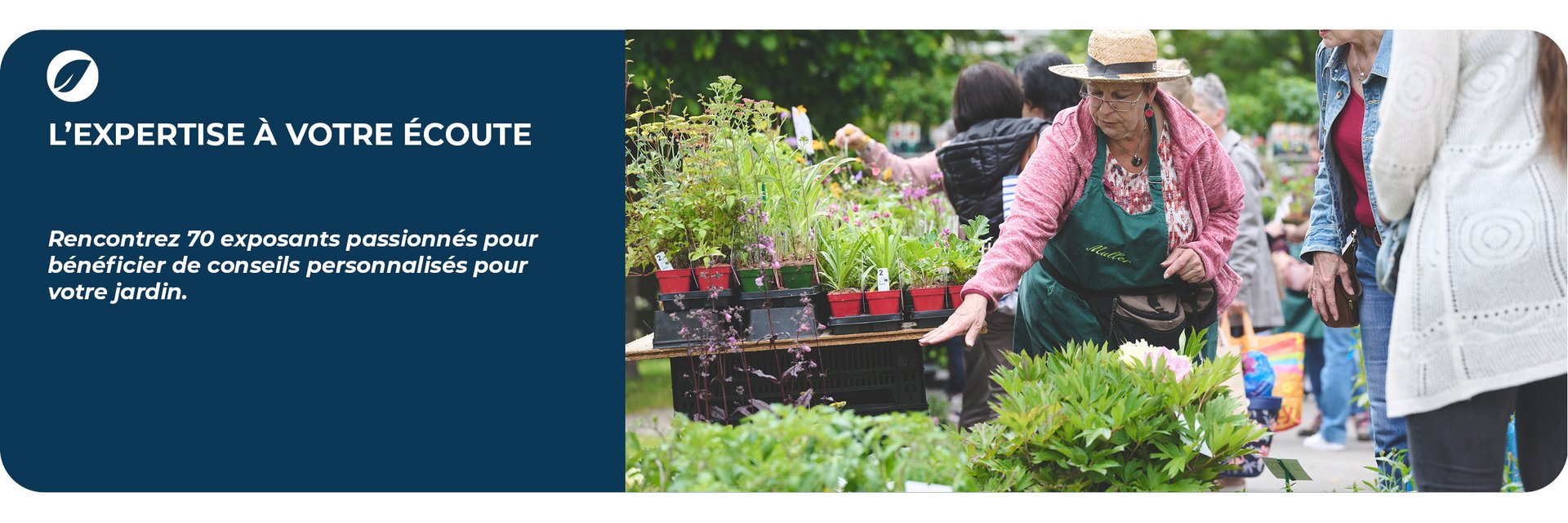 Un exposant horticole donnant des conseils de jardinage à un visiteur devant son stand de fleurs.